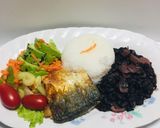Foto del paso 2 de la receta: Pescado Frito con frijoles negros con tocino, salchicha & ensalada nutritiva fresca!