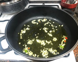 Foto del paso 3 de la receta: Pollo con fideos y gambones