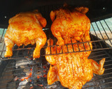 Foto del paso 3 de la receta: Pollos entero asados al carbón