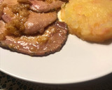 Foto del paso 7 de la receta: Lomo al ajillo con salsa de quesos y manzana asada, para cena-exprés