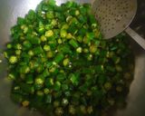 A picture of step 3 of Bhindi Aloo.