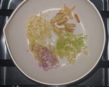 Foto langkah ke 2 dari resep Bubur Udang Akar Teratai (Lotus Root Shrimp Porridge).
