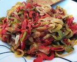 Foto del paso 2 de la receta: Hamburguesa de pollo con pimientos y jalapeños