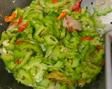 Foto langkah ke 3 dari resep Oseng Pare Udang Rebon.