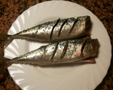 Foto del paso 1 de la receta: Caballas a la plancha, a los aromas de laurel