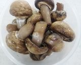 عکس مرحله 1 از دستور ترشی قارچ دکمه ای