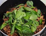 Foto langkah ke 4 dari resep Pad Kra Pao Thailand ayam sapi cincang dengan basil.