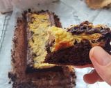 Foto langkah ke 6 dari resep CheeseCake Swirl Brownis.