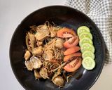 Foto langkah ke 7 dari resep Bihun Goreng Ayam Jamur.