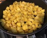 Une image de l'étape 6 de Pommes de terre sautées aux tomates, ail et épices.