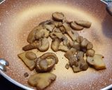 Foto del paso 1 de la receta Ensalada de garbanzos y setas con salsa de nueces, mostaza y miel