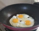 Foto langkah ke 1 dari resep Telur ceplok saus tiram.