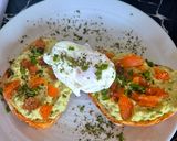 Une image de l'étape 5 de Tartines d'avocat toasts et son œuf poché au saumon.