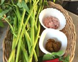 รูปขั้นตอนการทำที่ 1 ของ ผักบุ้งผัดพริกแกงหมู