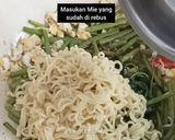Foto langkah ke 4 dari resep Mie goreng kangkung.