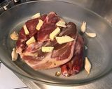 Une image de l'étape 5 de Épaule d'agneau confite au miel et abricot, ail en chemise.