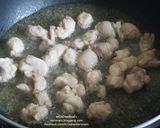 A picture of step 1 of Stir-Fried Chicken with Cashew Nuts.
