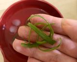 Foto langkah ke 3 dari resep Cara membuat daun bawang melengkung2 seperti di rest ramen.