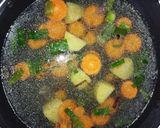 Foto langkah ke 3 dari resep Sop Ceker Telur Puyuh Sayuran.