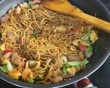 Foto langkah ke 3 dari resep Mie Goreng Sosis dan baso.