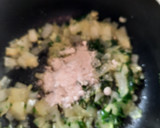 Foto del paso 4 de la receta: Corazones de alcachofa en salsa verde con gambas
