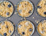 Foto langkah ke 4 dari resep Streusel Blueberry Muffin.