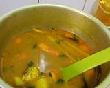 Foto langkah ke 5 dari resep Sup Ayam bumbu kuning.