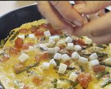 Foto del paso 4 de la receta: Tortilla de espárragos, tomatitos y queso semicurado de cabra
