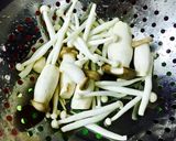 Hình bước làm 2 của món Gà xào nấm