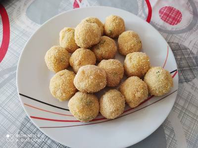 Croquetas de patatas y atún con salsa de tomate