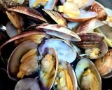 Foto del paso 2 de la receta: Almejas y mejillones en salsa de tomate con chorizo