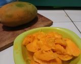 Foto langkah ke 2 dari resep Mango Matcha Latte Iced.