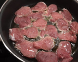 Foto del paso 2 de la receta: Solomillo de cerdo en salsa de vino