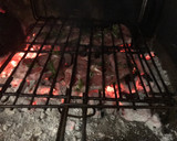 Foto del paso 5 de la receta: Carne en adobo de hierbas, al carbón de leña de algarrobo