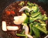 Foto langkah ke 3 dari resep Brokoli Sapi Lada Hitam.