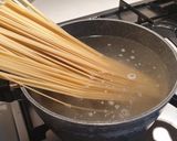 Foto del passaggio 5 della ricetta Linguine ai funghi porcini e noci