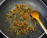 Foto langkah ke 6 dari resep Makaroni spiral pedas daun jeruk.