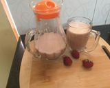 A picture of step 2 of Banana Strawberry milkshake.