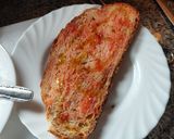 Foto del paso 2 de la receta: Tortilla francesa con bull negro y pan con tomate al punto picante