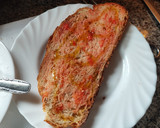 Foto del paso 2 de la receta: Tortilla francesa con bull negro y pan con tomate al punto picante