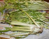Foto del paso 1 de la receta: Ensalada italiana de achicoria, cubos de papa y láminas de parmesano