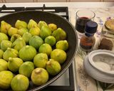 Foto del passaggio 1 della ricetta Fichi caramellati al vino rosso