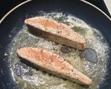 Foto langkah ke 4 dari resep Pan-fried Salmon sederhana, cepat, dan praktis.