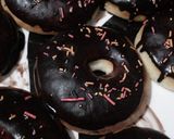 صورة لخطوة 3 من وصفة دوناتس🍩🍩🍫🌰 مخبوزه