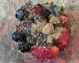 Foto del paso 2 de la receta: Mermelada cruda de frutilla y arándanos
