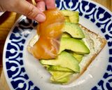 Foto del paso 4 de la receta: Tosta de Aguacate y Salmón Ahumado Casero con Perlas de Vinagre