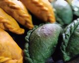 Foto del paso 10 de la receta: Empanadas de cebolla, pollo y queso con masas saborizadas y coloridas