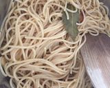 Foto del paso 4 de la receta Espaguetis integrales con guindilla y parmesano