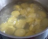 Une image de l'étape 2 de Salade de hareng fumé, pommes de terre et coriandre.