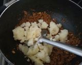 A picture of step 3 of Pyaaz Kachori.